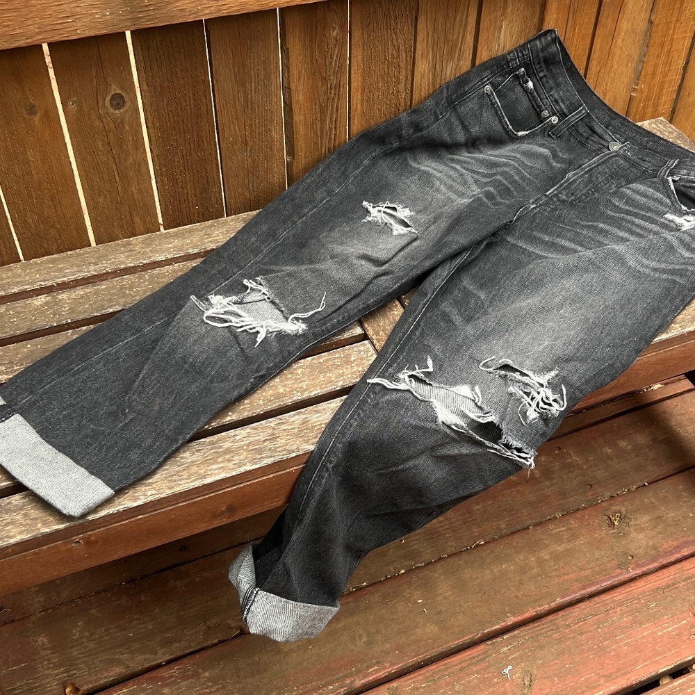 American Eagle Distressed High Waist Mom Jean in Faded Black - Size 10
